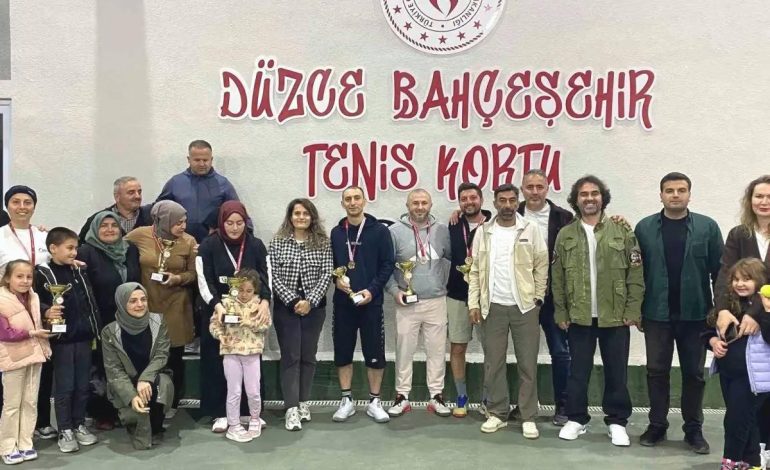 Düzce’de Spor Mahallemde Yerel Ligleri Tenis Müsabakaları Tamamlandı