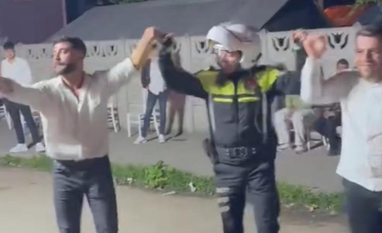 Düzce’de trafik polisi sokak düğününde halaya katıldı