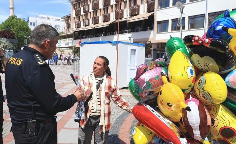 Edirne Emniyet Müdürü’nden İşçilere Çiçek