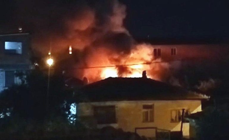 Edirne’de alevler geceyi aydınlattı: 3 evde hasar oluştu