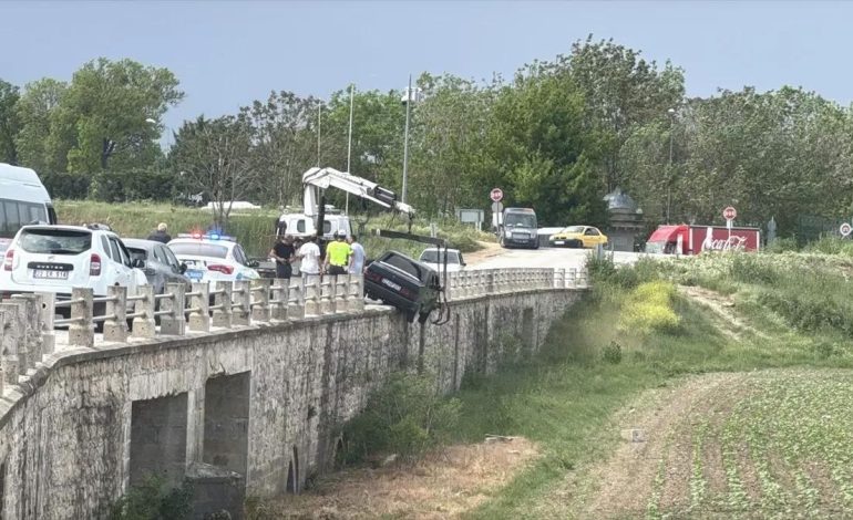 Edirne’de Tarihi Köprüye Çarpan Araçta Sürücü Yaralandı