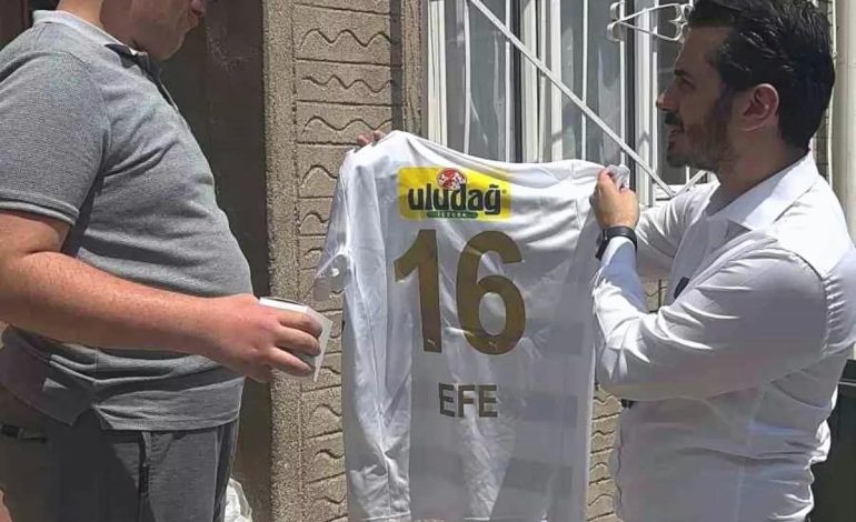 Efe, Başkan Kurtuluş’tan Bursaspor Forması Aldı