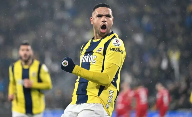 En-Nesyri gol attıktan sonra taraftarlara hareket çekti