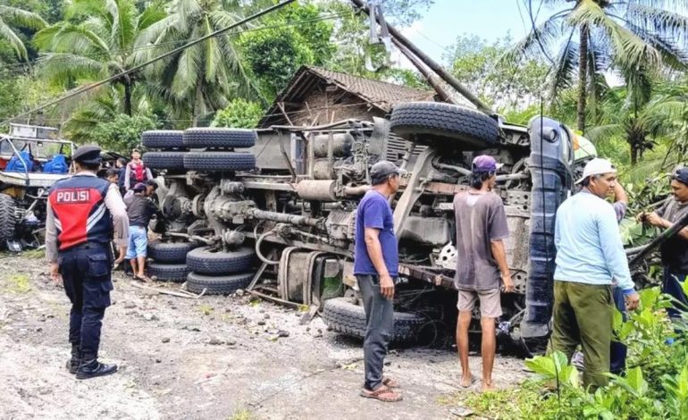 Endonezya’da Trafik Kazası: 11 Ölü