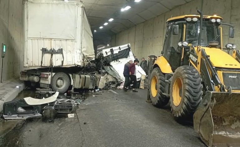 Erkenek Tüneli’nde TIR duvara çarptı: 1 ağır yaralı