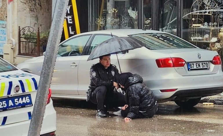 Erzurum’da polis şemsiyeyle yaralı çocuğun başında bekledi