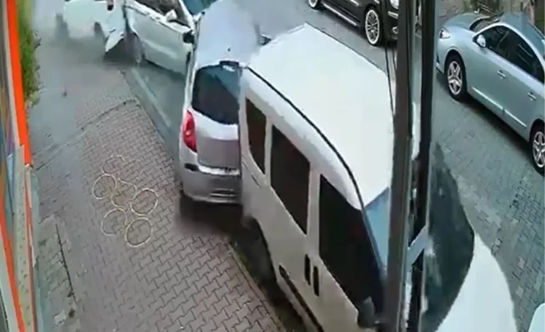 Esenyurt’ta Otomobil Park Halindeki 7 Araca Çarptı