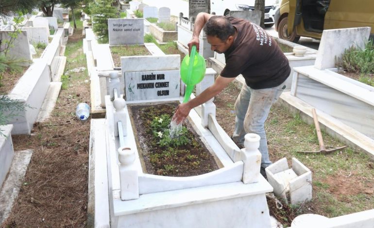 Eskişehir’de 300 mezara gözü gibi bakıyor: Avrupa’dan müşterileri var