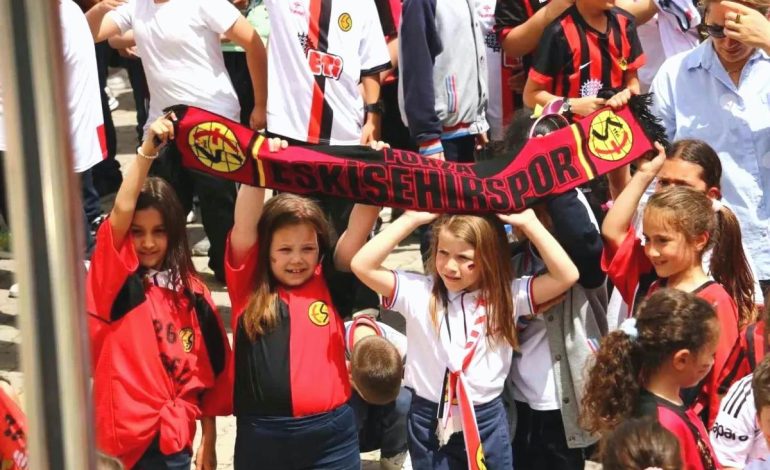 Eskişehirspor futbolcuları öğrencilerle buluştu
