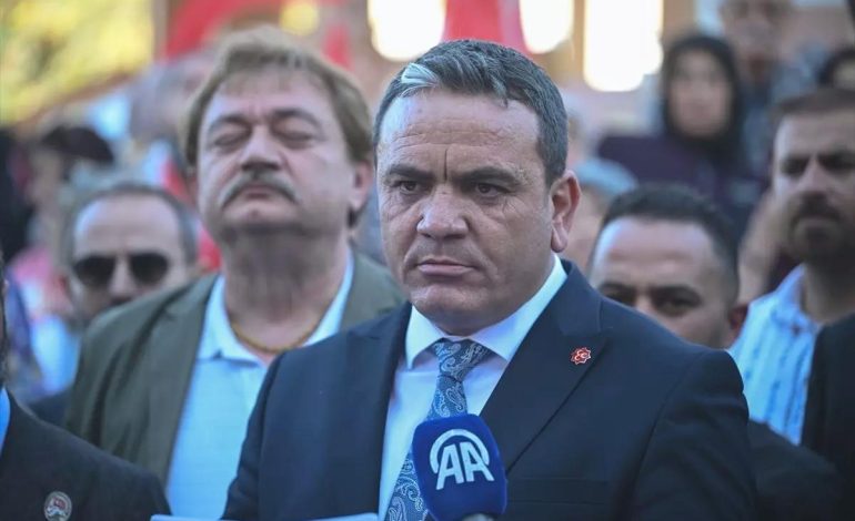 Etimesgut Belediyesi’nin “15 Temmuz Şehitler Anıtı’nın yerini değiştirme” kararı protesto edildi