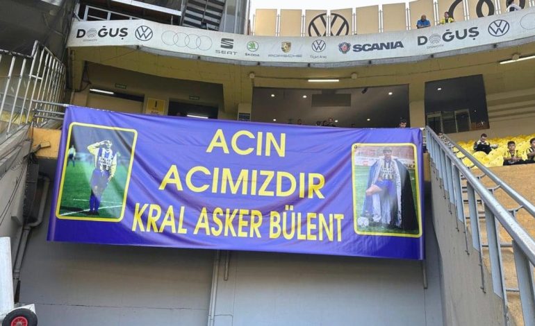 F.Bahçe tribünleri Bülent Uygun’un acısını paylaştı