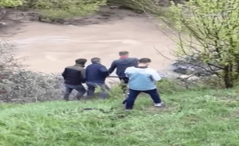 Feci kazada araç dereye devrildi: 1 ölü, 4 yaralı
