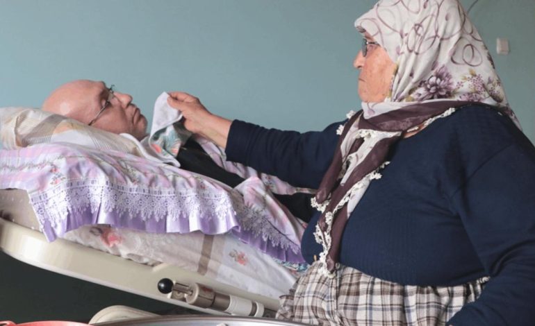Fedakar anne 16 yıldır yatağa bağımlı oğluna bakıyor