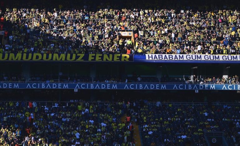 Fenerbahçe taraftarı, derbi sonrası Ali Koç ve yönetime tepki gösterdi