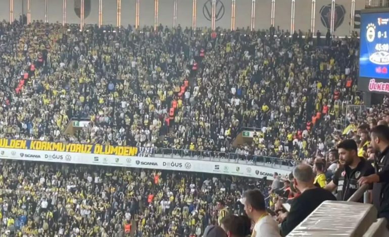 Fenerbahçe tribünlerinden Ali Koç’a dev protesto
