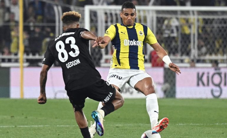 Fenerbahçeli Djiku derbi sonrası oyun oynayarak stattan ayrıldı