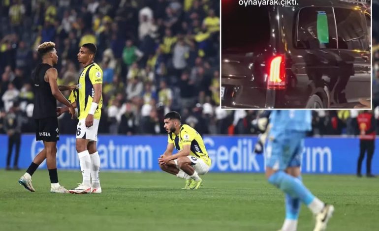 Fenerbahçe’nin yıldızı Beşiktaş derbisinin ardından stadyumdan oyun oynayarak ayrıldı