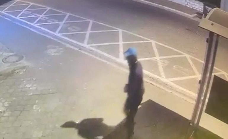 Fethiye’de AK Parti binasına taşlı saldırı
