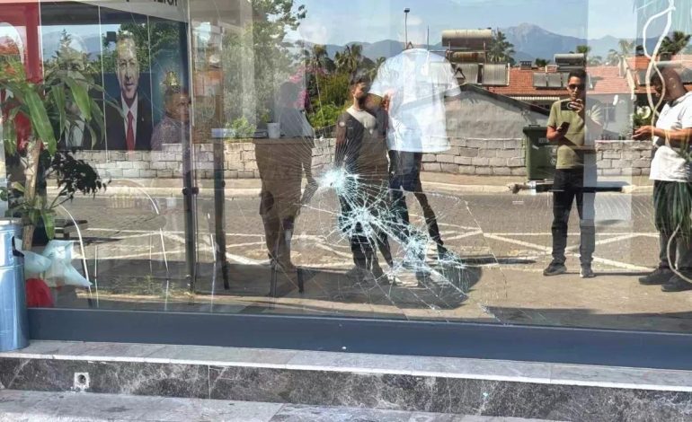 Fethiye’de AK Parti Binasına Taşlı Saldırı