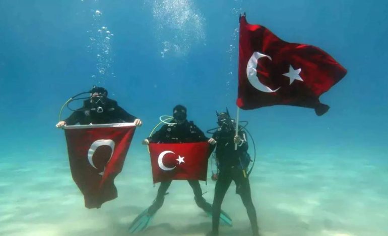 Fethiye’de Dalgıçlar 19 Mayıs’ı Deniz Dibinde Kutladı