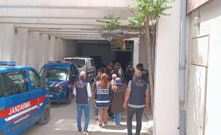 FETÖ Operasyonu: 225 Gözaltı, 77 Tutuklama