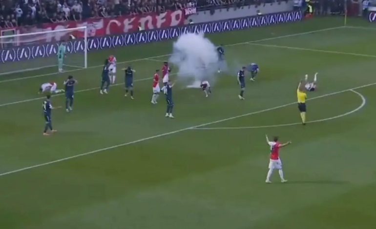 Final maçında sahaya patlayıcı madde atıldı! Futbolcular yere yığıldı