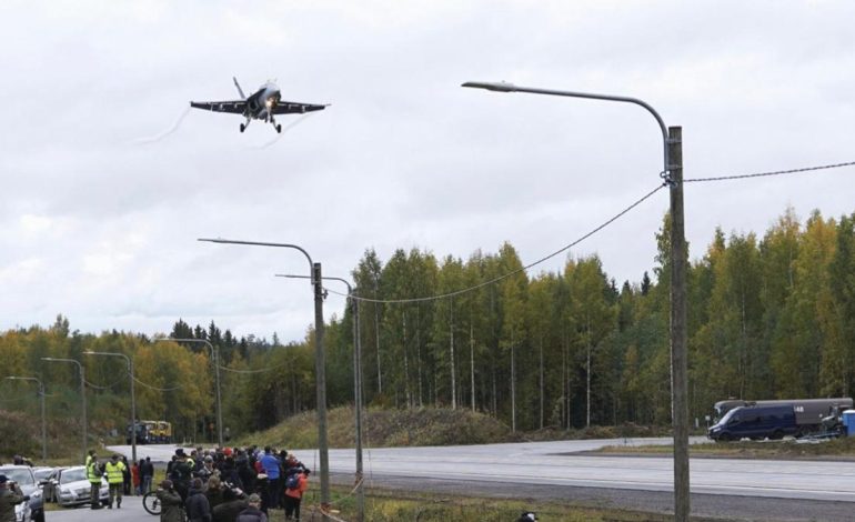 Finlandiya’da orduya ait savaş uçağı düştü