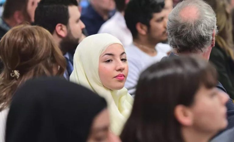 Fransa’da 15 yaş altına başörtüsü yasağı gündemde