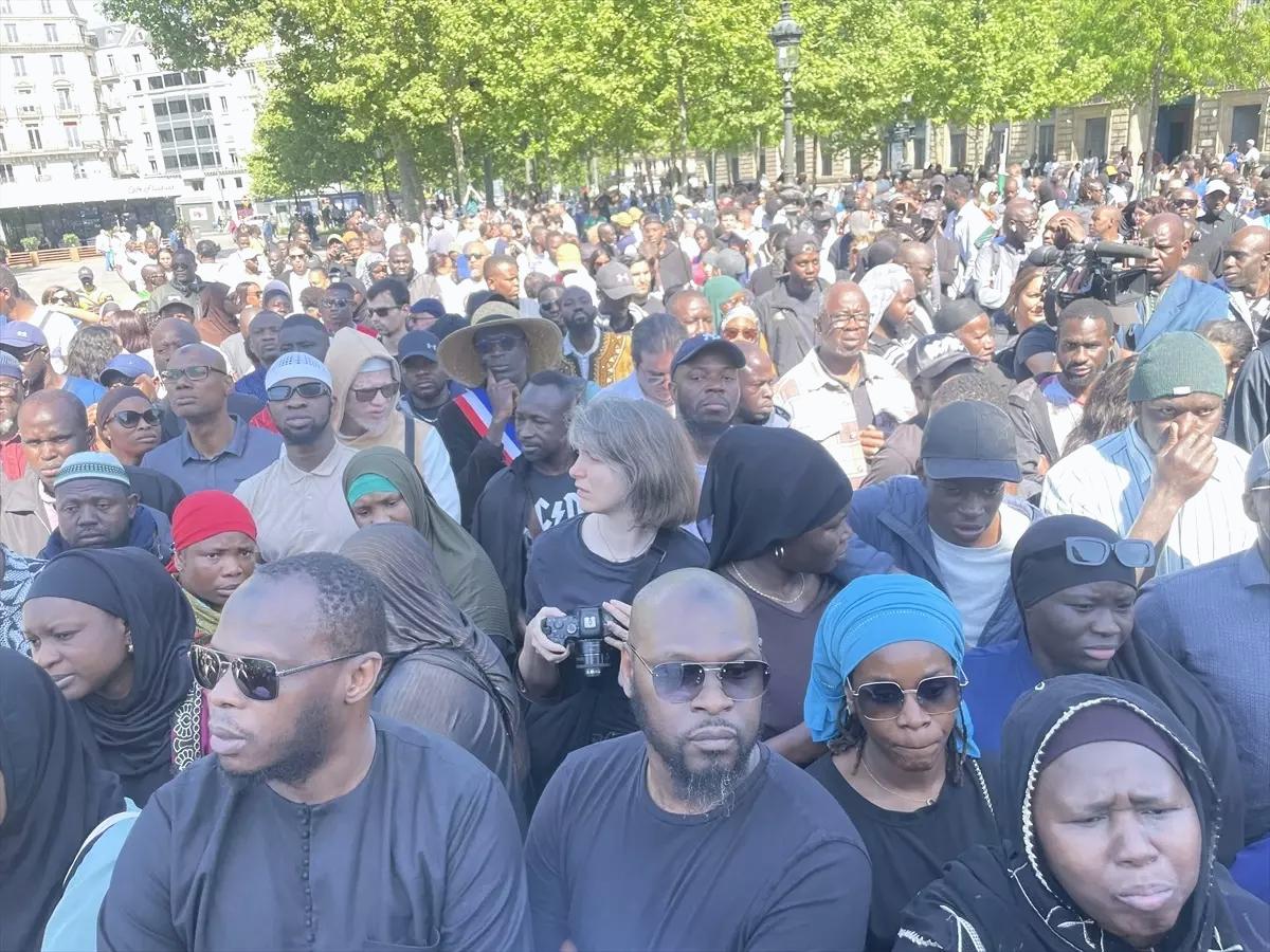 Fransa’da camide namaz kıldığı sırada bıçaklanarak öldürülen genç Paris’te anıldı