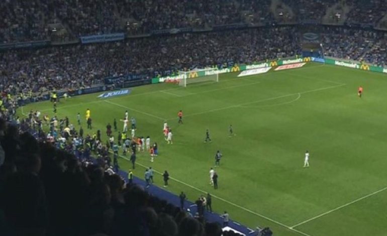 Fransa’da olaylı maç! Taraftarlar sahaya girmeye çalıştı!