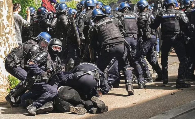 Fransız polisi, 1 Mayıs gösterilerinde protestoculara şiddet uyguladı