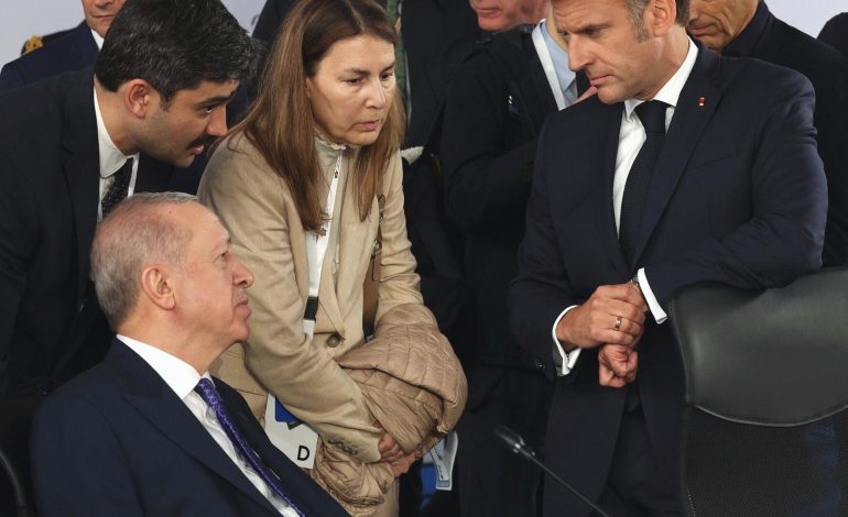 Fransız siyasetçi Philippot, Macron’un Erdoğan ile konuşurken aşağılandığını dile getirdi: ‘Macron küçük bir çocuk gibi’