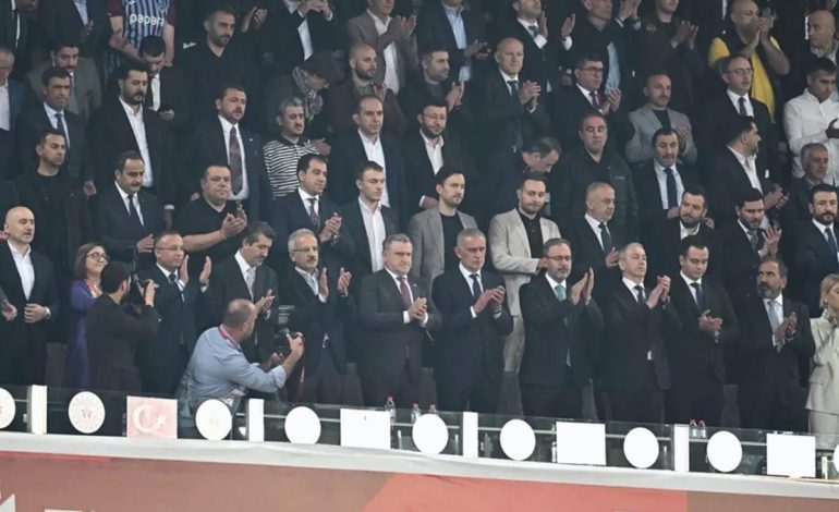 Galatasaray taraftarından İbrahim Hacıosmanoğlu’na tepki! Elini sıkmadı
