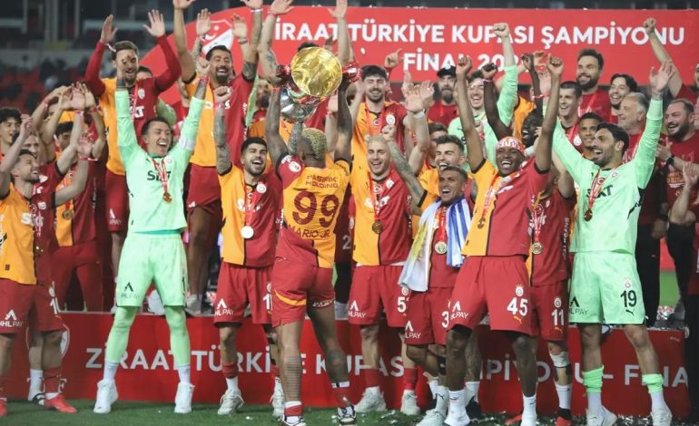 Galatasaraylı oyuncular, Türkiye Kupası’nı kaldırdı