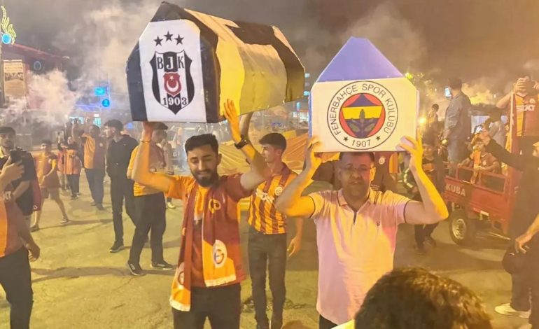 Galatasaraylı taraftarlar şampiyonluğu Fenerbahçe ve Beşiktaş tabutu ile kutladı