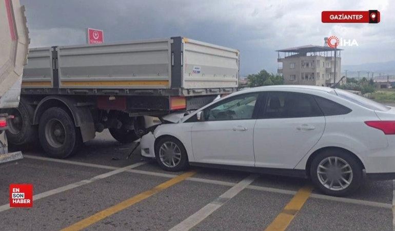 Gaziantep’te ışıkta bekleyen tıra çarpan otomobilin sürücüsü yaralandı