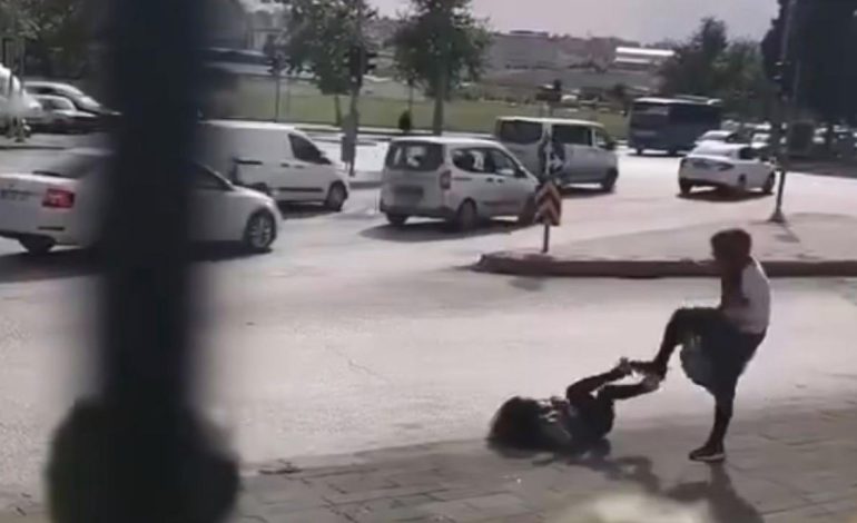 Gaziantep’te kadınların kavgası kamerada: Çevredekiler sadece izledi