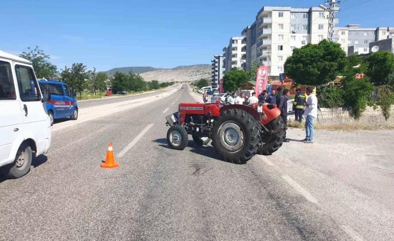 Gaziantep’te Otomobil Traktörle Çarpıştı: 4 Yaralı