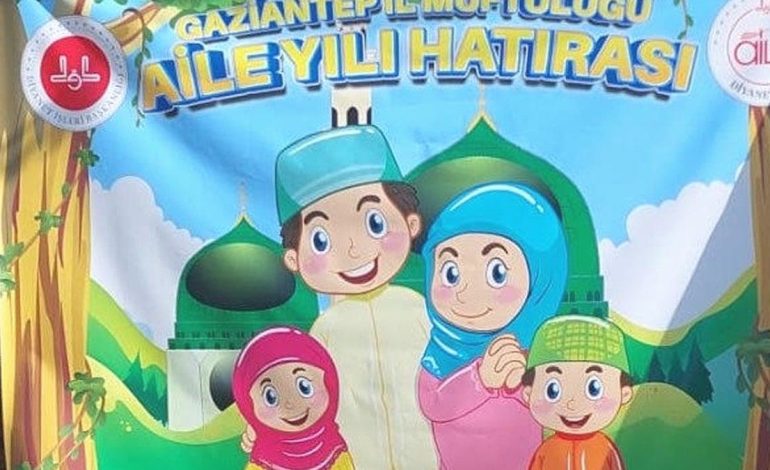 Gaziantep’te tartışma yaratan afiş: Kız çocuğuna başörtü, erkek çocuğuna takke!