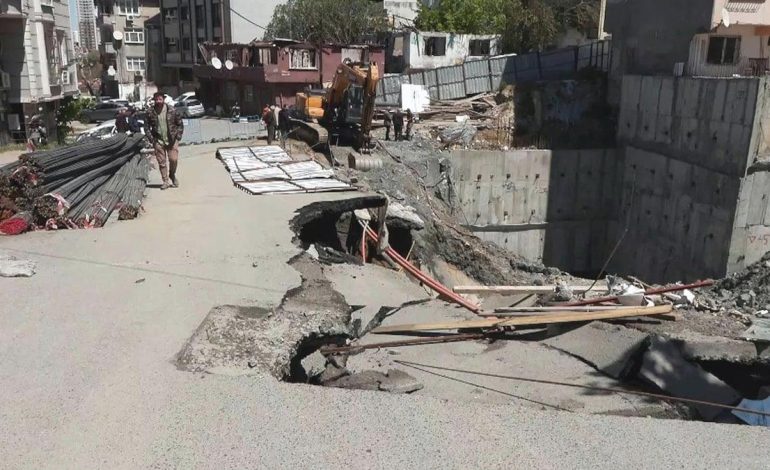 Gaziosmanpaşa’da yol çöktü, iki bina tahliye edildi