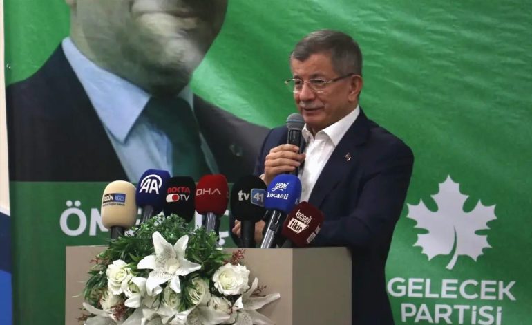 Gelecek Partisi Genel Başkanı Davutoğlu, Kocaeli’de Anneler Günü programına katıldı