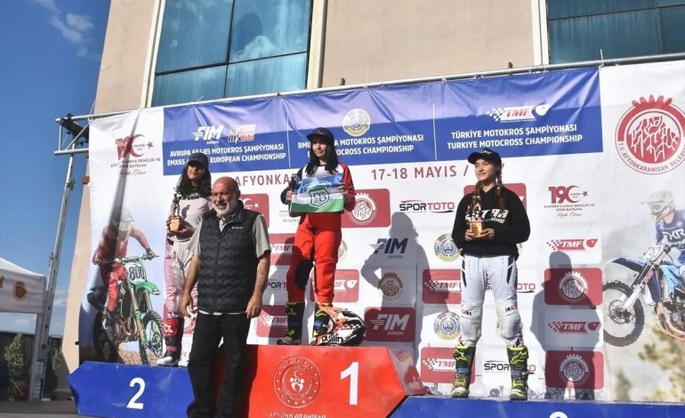 Genç Kızlar Motokros Hayallerini Peşinde