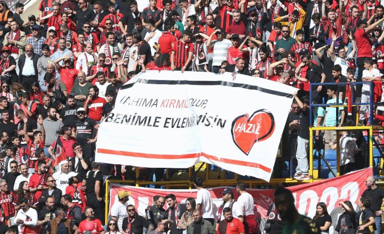 Gençlerbirliği tribününde evlilik teklifi