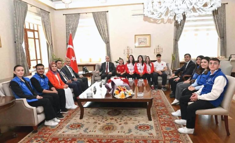 Gençlik Haftası’nda Vali Özkan’dan Gençlere Destek