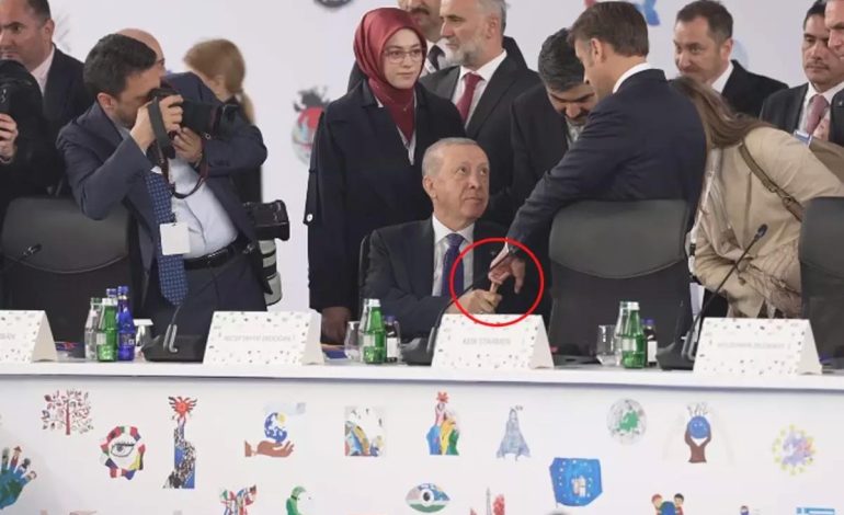 Görüntü bomba! Erdoğan, Macron’un üstünlük kurma çabasına izin vermedi