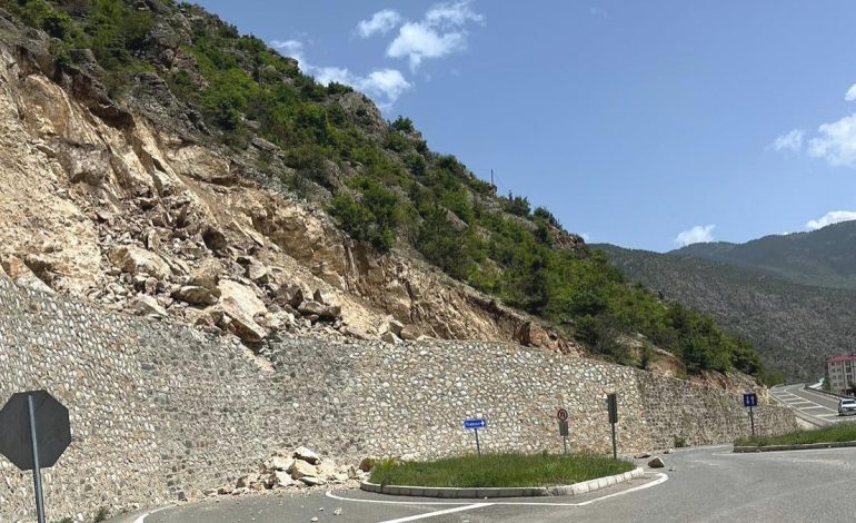Gümüşhane’de heyelan nedeniyle mahalle yolu ulaşıma kapatıldı