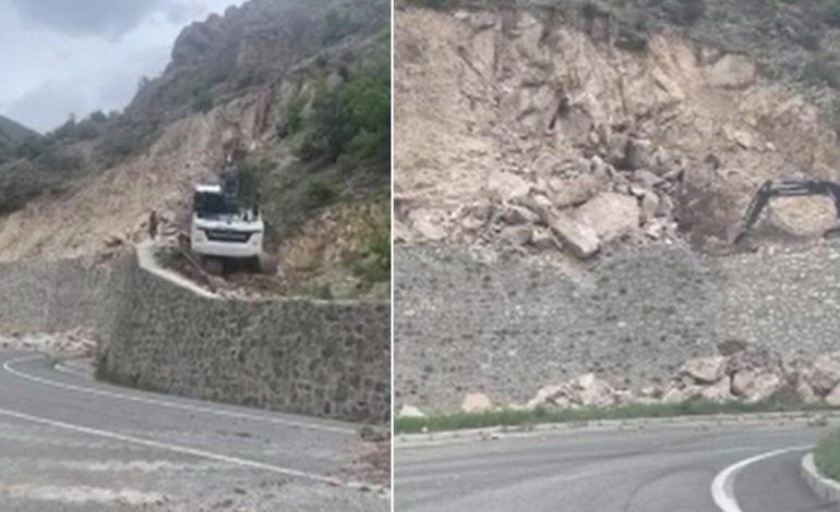 Gümüşhane’de heyelan nedeniyle mahalle yolu ulaşıma kapatıldı