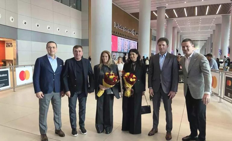 Hagi ve Popescu İstanbul’da Çiçeklerle Karşılandı