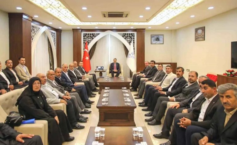 Hakkari Valisi Ali Çelik, Şemdinli Muhtarlarıyla Toplantı Düzenledi