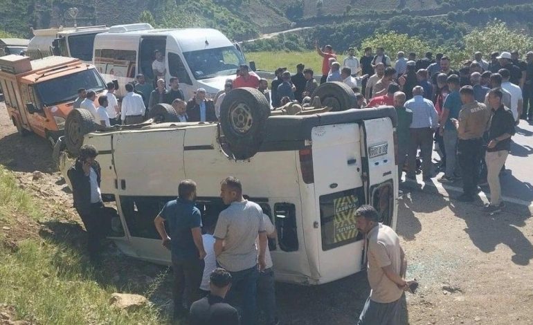 Hakkari’de öğrenci minibüsü takla attı; 14 yaralı